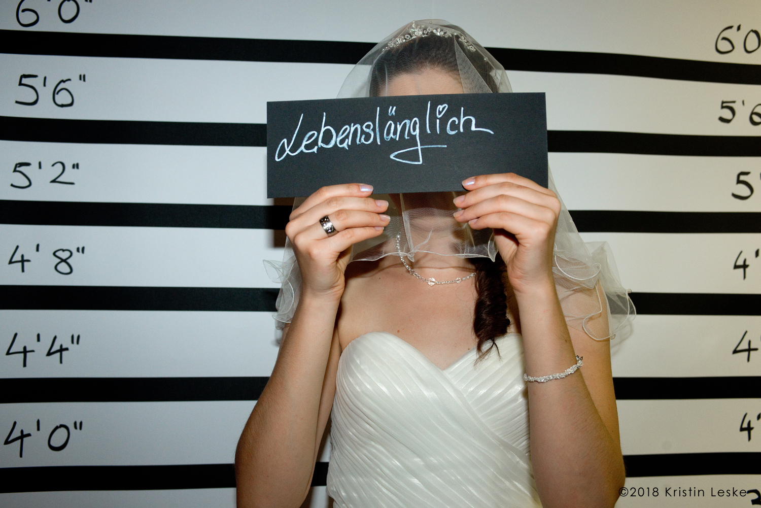 Braut vor Photobooth