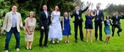 Hochzeitsgäste springen mit dem Brautpaar in Nürnberg