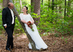 Braut gibt Bräutigam verliebten Blick im Wald