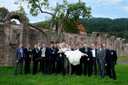 Gäste tragen Braut