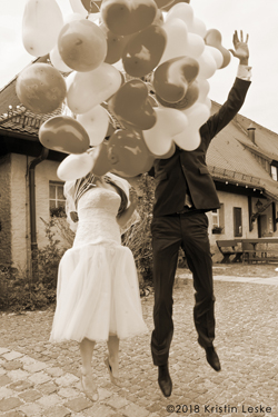 Brautpaar hebt ab mit Luftballons